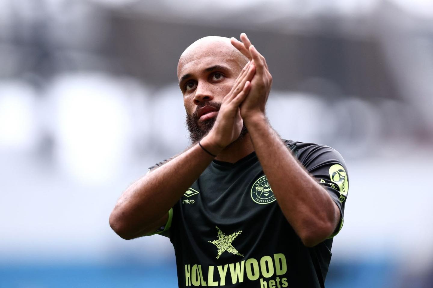 คริสตัล พาเลซ 1-2 เบรนท์ฟอร์ด ไบรอัน เอ็มบีโอโม ยิงจุดโทษคืนได้หลังจากโดน VAR ดาร์เรน อิงแลนด์ สกัดเอาไว้ ขณะที่เดอะ บีส์เฉือนลอนดอน ดาร์บี้