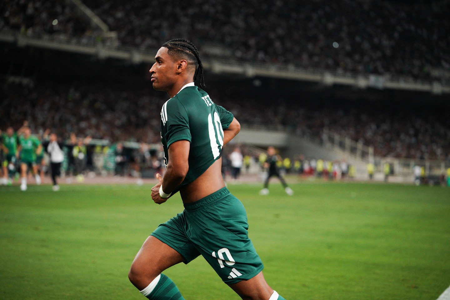 เกิดความสับสนเมื่อพานาธิไนกอสได้รับจุดโทษ "รุนแรงมาก" หลังผู้ตัดสินใช้ VAR คัดกรองผิดวิธี