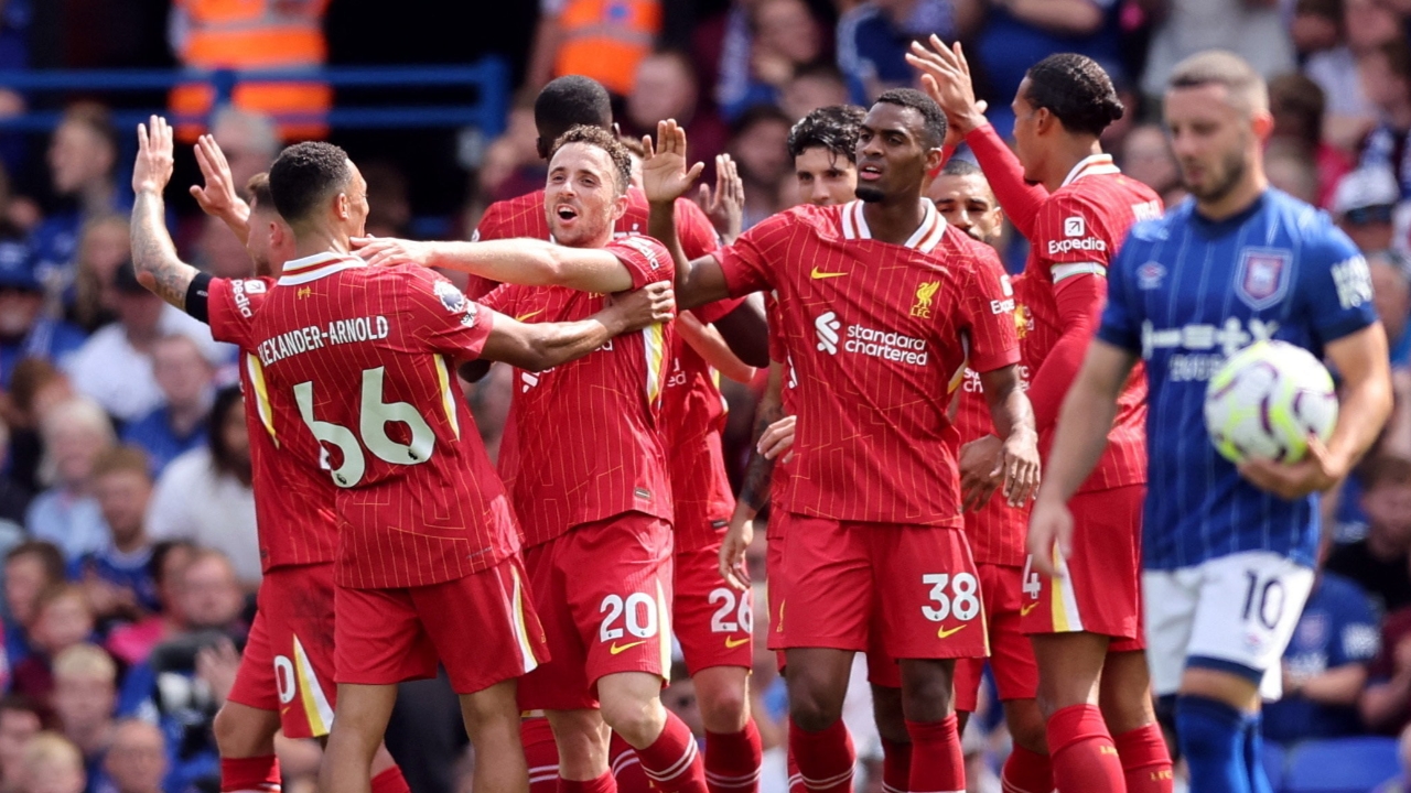 ลิเวอร์พูล 2-0 นิวคาสเซิล: หงส์แดงทิ้งห่างอาร์เซนอล 13 แต้มจากประตูของโดมินิก โซบอสซไล และอเล็กซิส แม็ก อัลลิสเตอร์