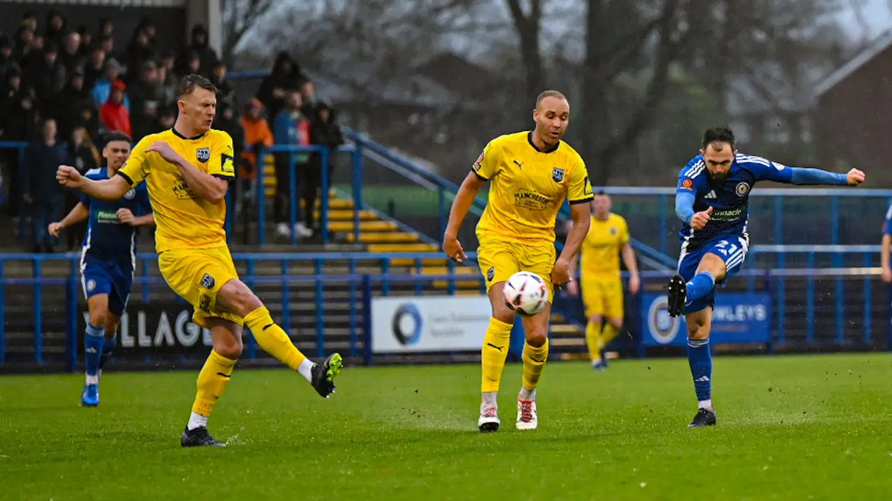 เจาะลึกการวิเคราะห์ผลบอลระหว่าง คูร์ซอน แอชตัน vs แรดคลิฟฟ์ เอฟซี