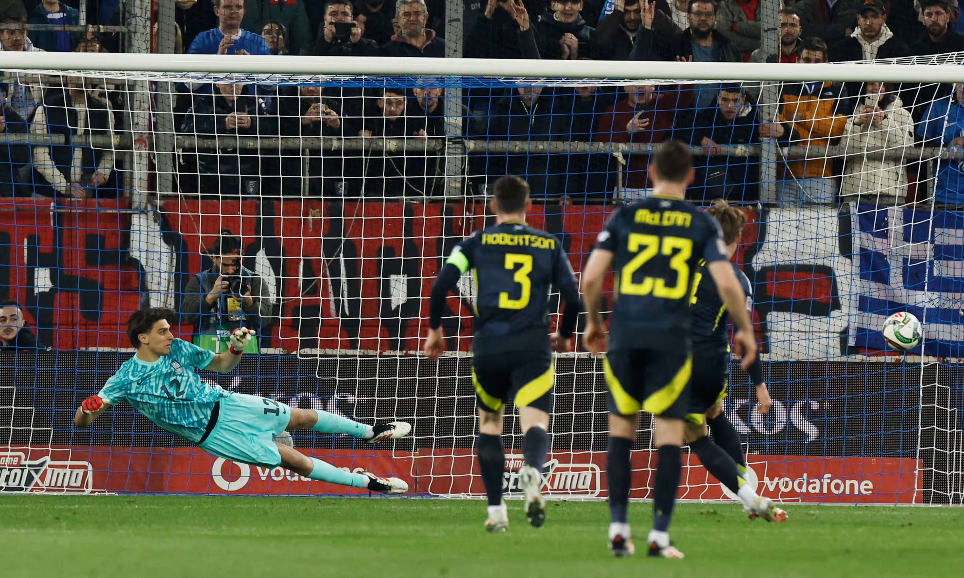 สก็อตต์ แม็คโทมิเนย์ เป็นตัวหลักในการถล่มกรีซ และทำให้สกอตแลนด์อยู่ในตำแหน่งผู้นำ