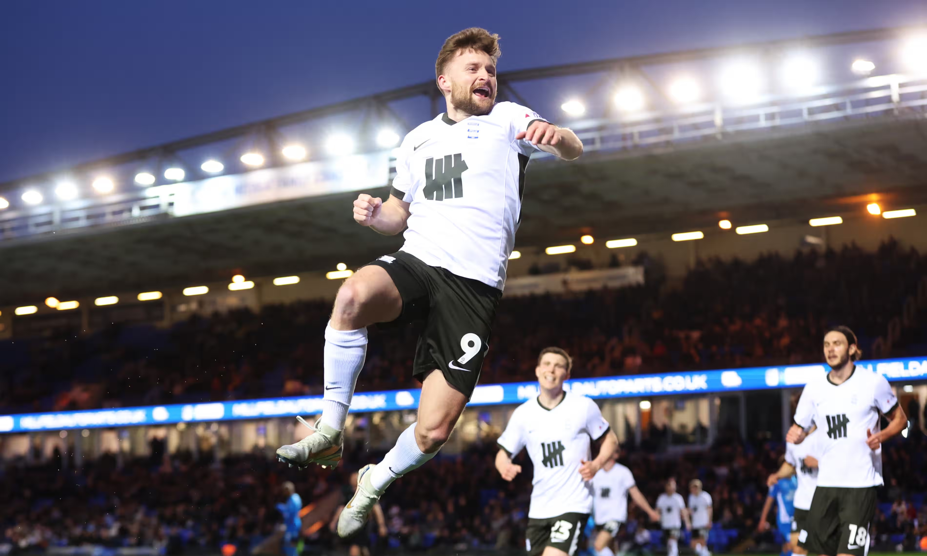 เบอร์มิงแฮมเลื่อนชั้นหลังเมย์และการ์ดเนอร์-ฮิคแมนผนึกชัยชนะที่ปีเตอร์โบโร่