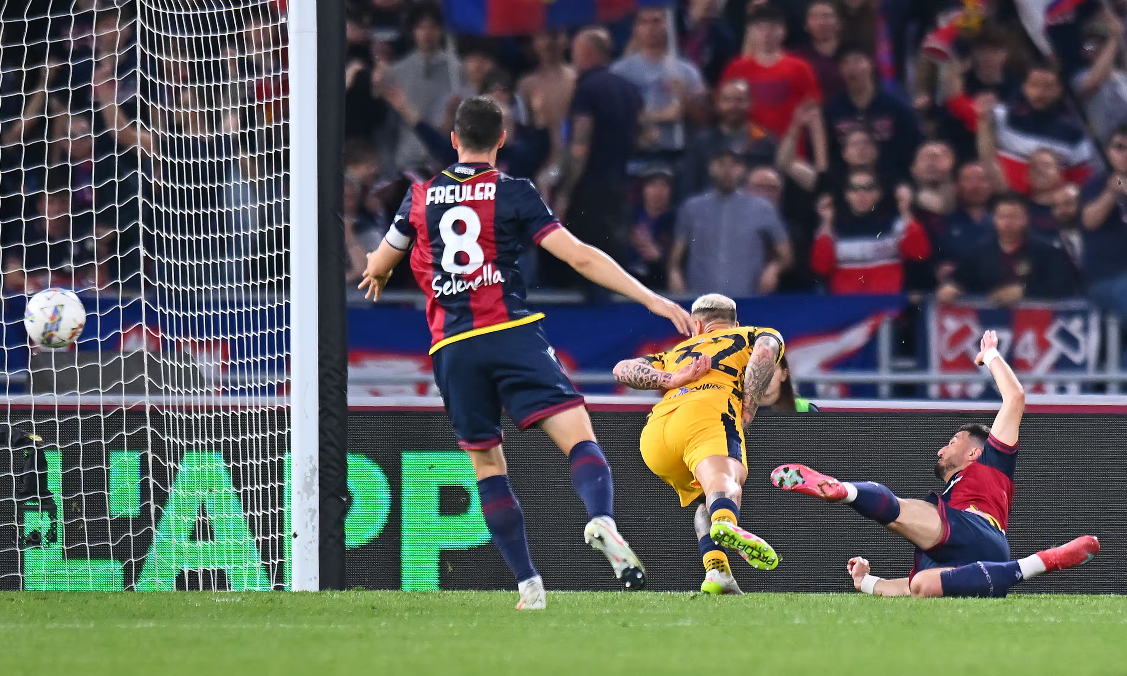 ฟุตบอลยุโรป: ลูกยิงจักรยานยนต์วิบากครั้งสุดท้ายของออร์โซลินีทำให้การลุ้นแชมป์ของอินเตอร์ต้องสะดุดลง