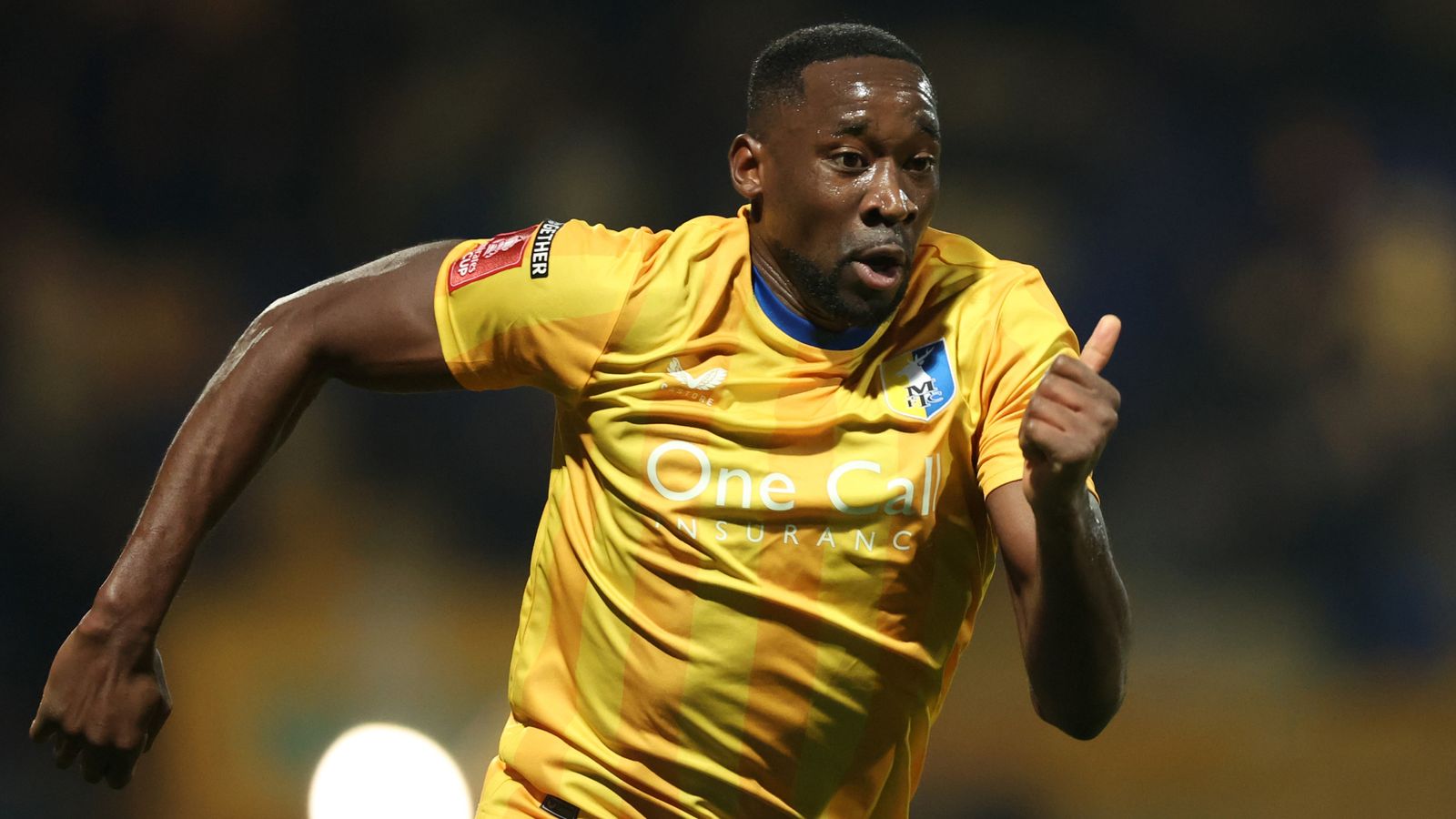 ลูกัส อากินส์ กองหน้าทีมแมนส์ฟิลด์ ติดคุก 14 เดือน ฐานทำให้ผู้ปั่นจักรยานเสียชีวิต