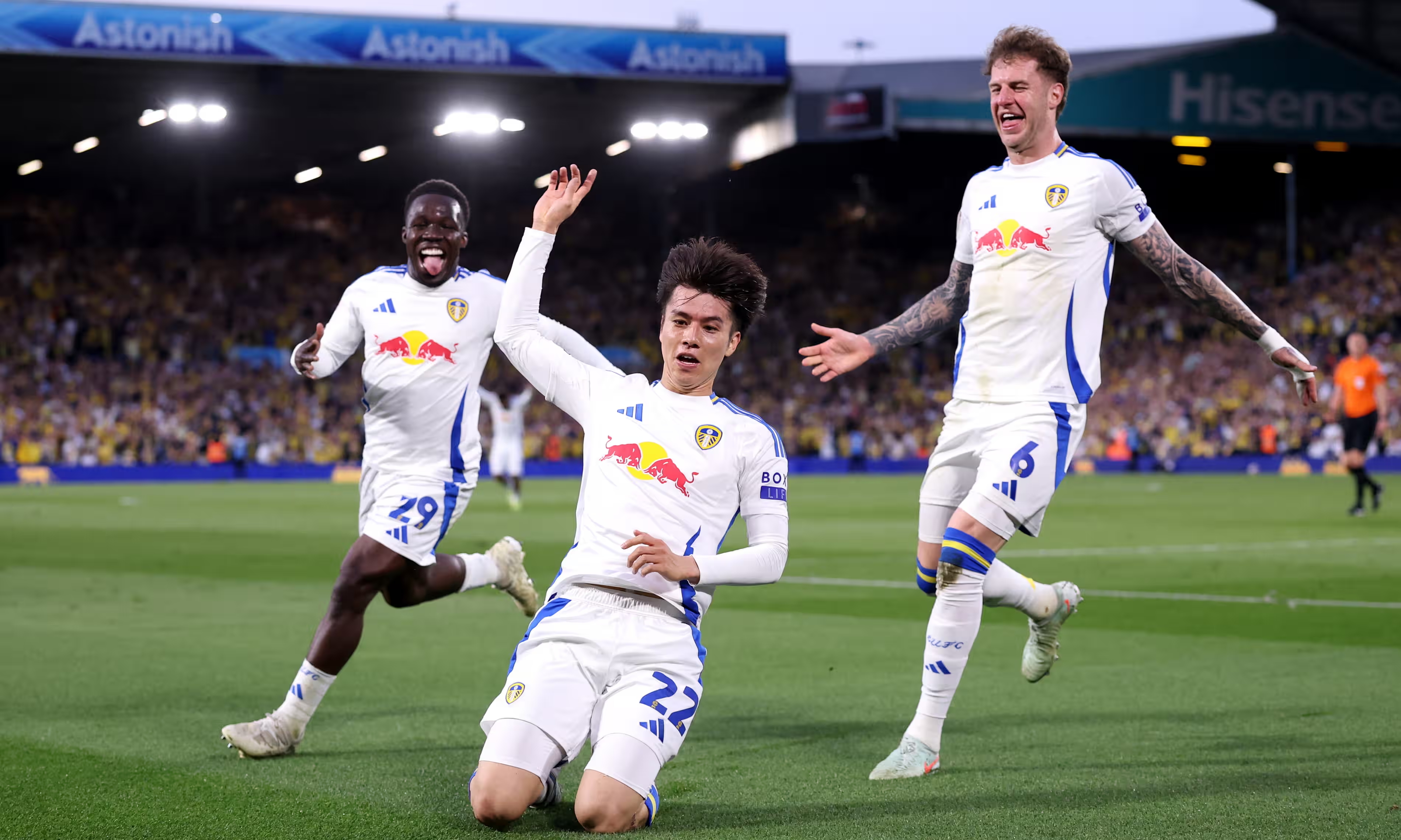 ลีดส์ใกล้คว้าแชมป์หลังทานากะและรามาซานีถล่มบริสตอลซิตี้