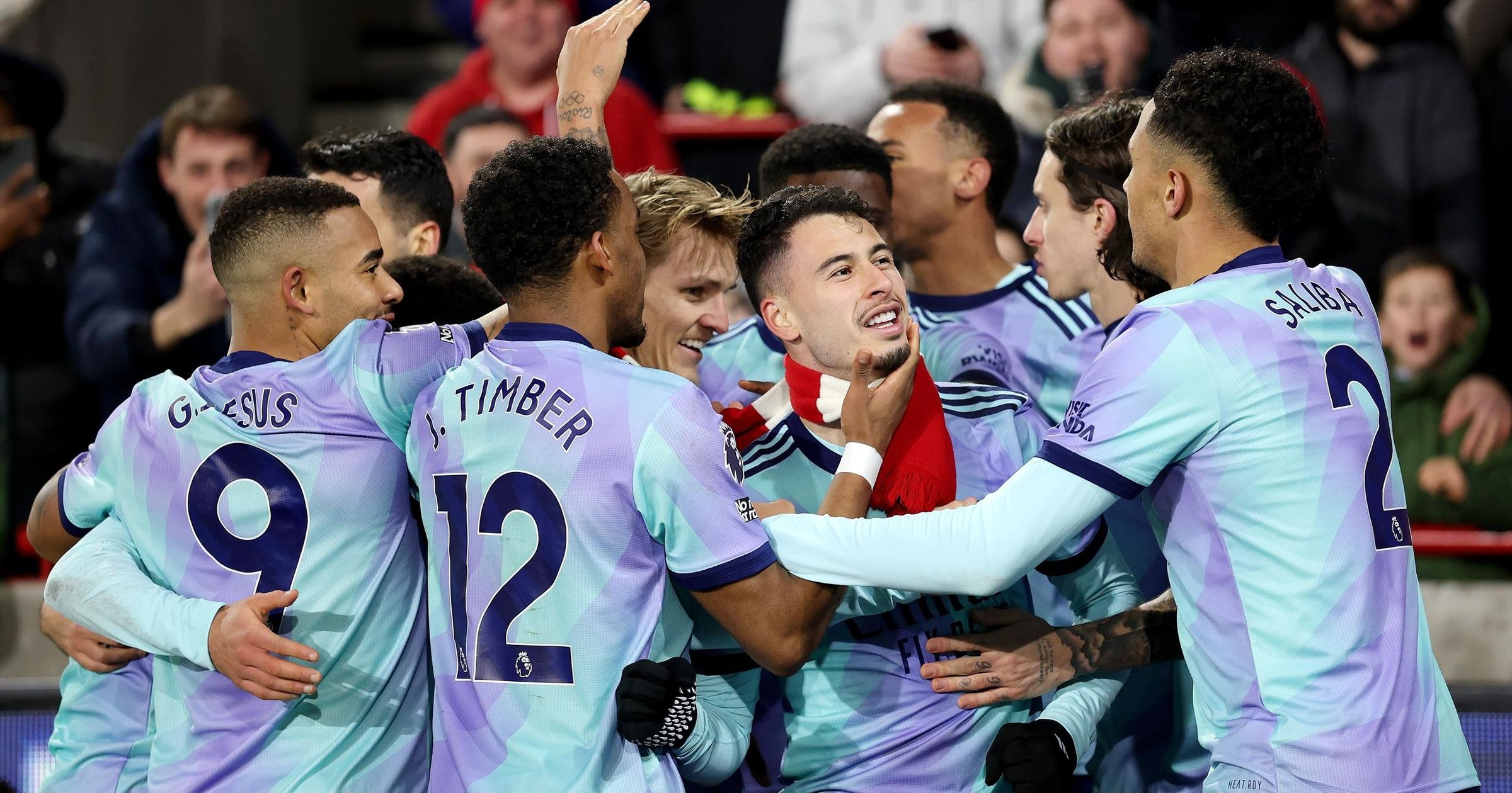 เบรนท์ฟอร์ด 1-3 อาร์เซนอล: กาเบรียล เฆซุส และกาเบรียล มาร์ติเนลลี ยิงประตูให้ปืนใหญ่ของมิเกล อาร์เตต้า ขึ้นเป็นรองจ่าฝูงในพรีเมียร์ลีก