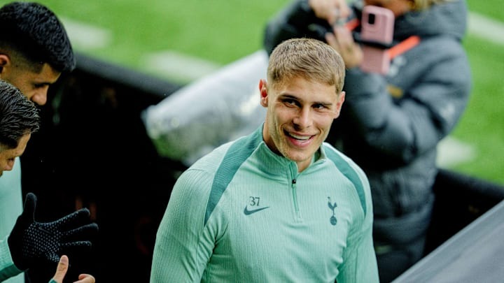 มิกกี้ ฟาน เดอ เวน ยืนยันว่าท็อตแนม ฮ็อทสเปอร์ ไม่มีอะไรต้องกลัวเมื่อต้องเผชิญหน้ากับแมนเชสเตอร์ ยูไนเต็ด ในรอบชิงชนะเลิศของยูฟ่า ยูโรปา ลีก - "เราจำเป็นต้องคว้าแชมป์มาครอง"