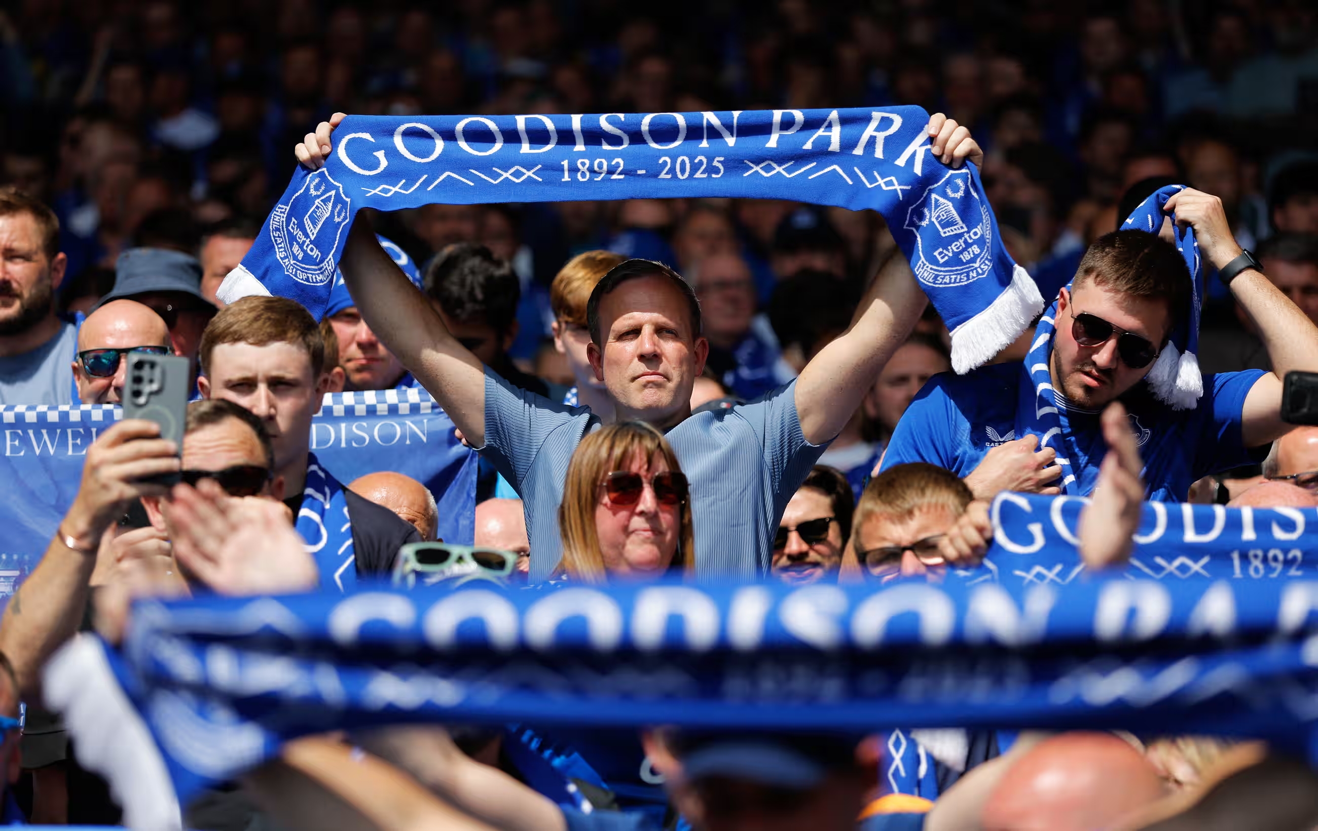 แฟนบอลเอฟเวอร์ตันเฉลิมฉลองอย่างมีสไตล์เพื่อเฉลิมฉลองการสิ้นสุดยุคสมัยที่กูดิสันพาร์ค