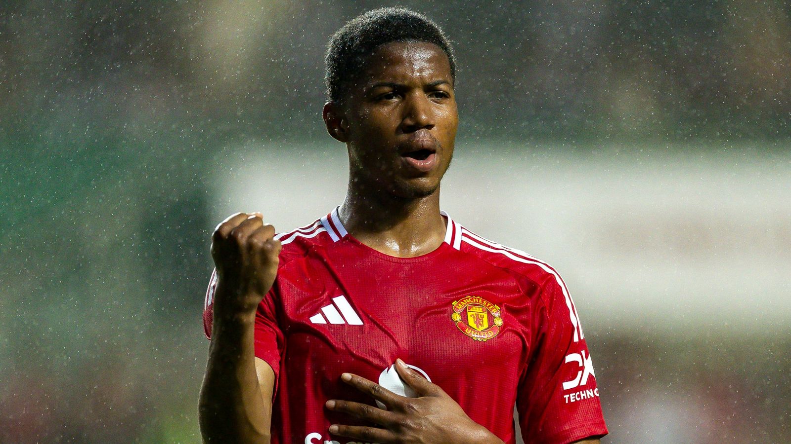 แมนเชสเตอร์ยูไนเต็ดพลิกแซงชนะฮ่องกง 3-1 ​​โดยชิโด โอบิยิงสองประตูในเกมกระชับมิตรหลังฤดูกาล