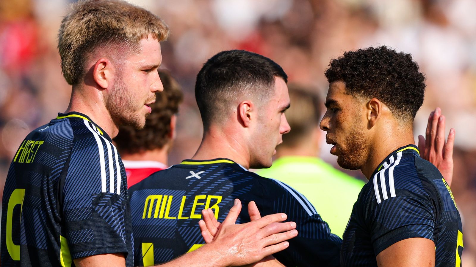 เช อดัมส์ ยิงแฮตทริกช่วยให้ทีมของสตีฟ คลาร์กคว้าชัยชนะในเกมกระชับมิตร