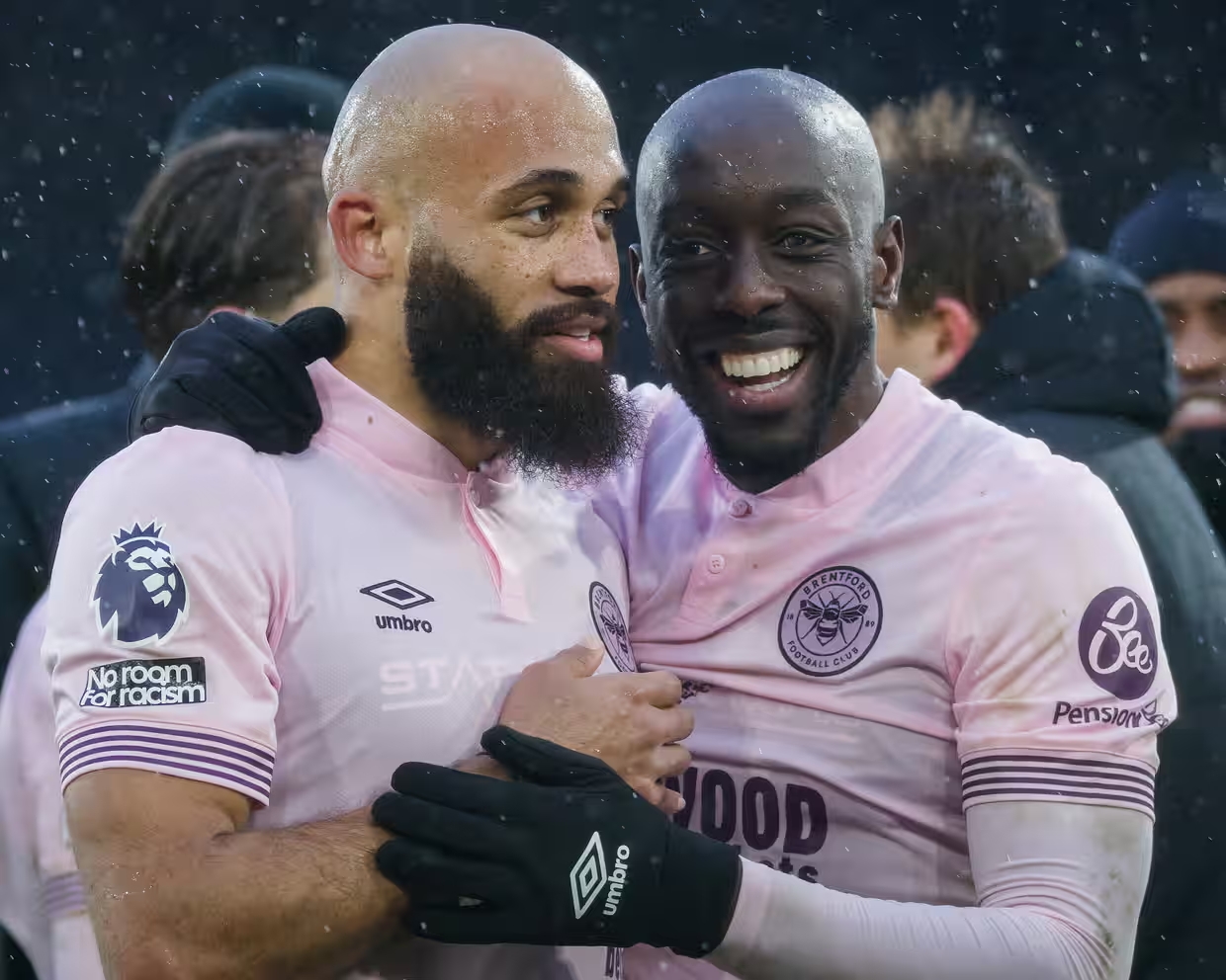 สเปอร์สกำลังเจรจาเรื่องการเซ็นสัญญากับไบรอัน เอ็มเบอูโมของเบรนท์ฟอร์ดและสนใจโยอาเน่ วิสซ่า