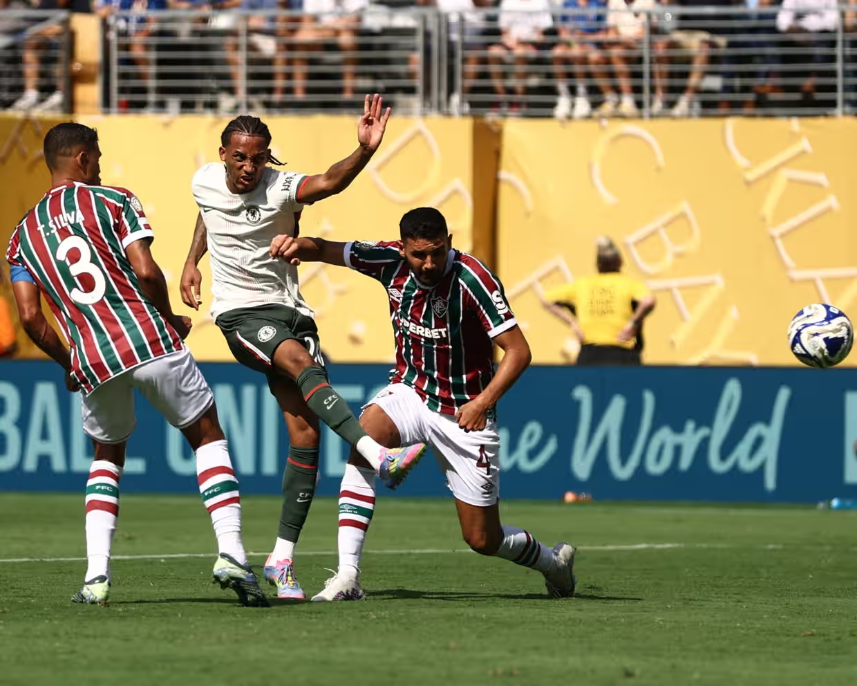 เจา เปโดร ส่งเชลซีเข้าสู่รอบชิงชนะเลิศศึกชิงแชมป์สโมสรโลก ขณะทีมเอาชนะฟลูมิเนนเซ่ได้อย่างตะลึง