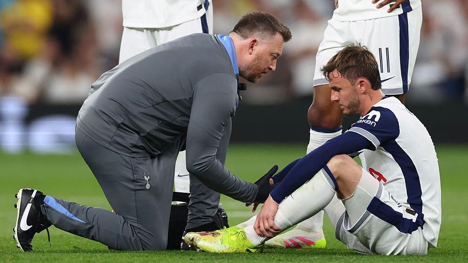 โทมัส แฟรงค์ อัปเดตอาการบาดเจ็บของเจมส์ แมดดิสัน ที่ "รุนแรง" หลังจากกองกลางถูกหามออกจากสนามในเกมกระชับมิตรกับท็อตแนมกับนิวคาสเซิล