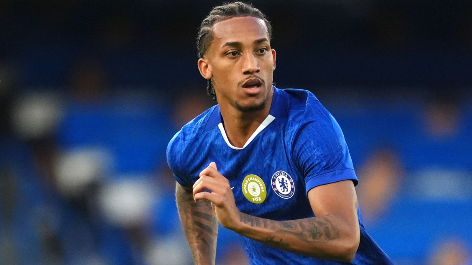 เอสเตวา วิลเลียน ยิงประตูแรกให้กับสิงห์บลูส์ ก่อนที่โจเอา เปโดร จะยิงประตูในเกมอุ่นเครื่องปรีซีซั่น