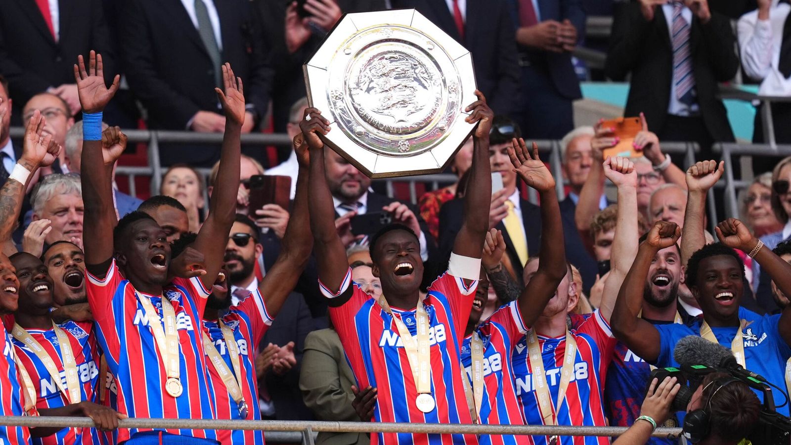 ลิเวอร์พูลยังคงให้ความสนใจกองหลังคริสตัล พาเลซ แต่จะไม่จ่ายเงินเกินสัญญา