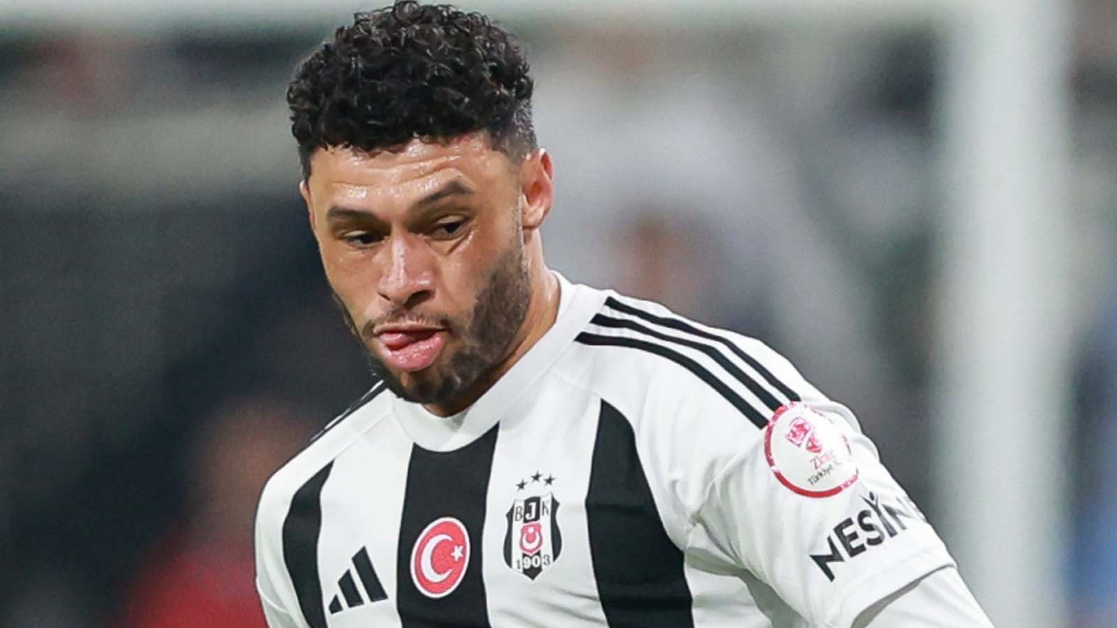 อเล็กซ์ อ็อกซ์เลด-แชมเบอร์เลน เตรียมกลับมาเล่นในพรีเมียร์ลีกอีกครั้ง โดยมี 3 สโมสรให้ความสนใจมิดฟิลด์รายนี้