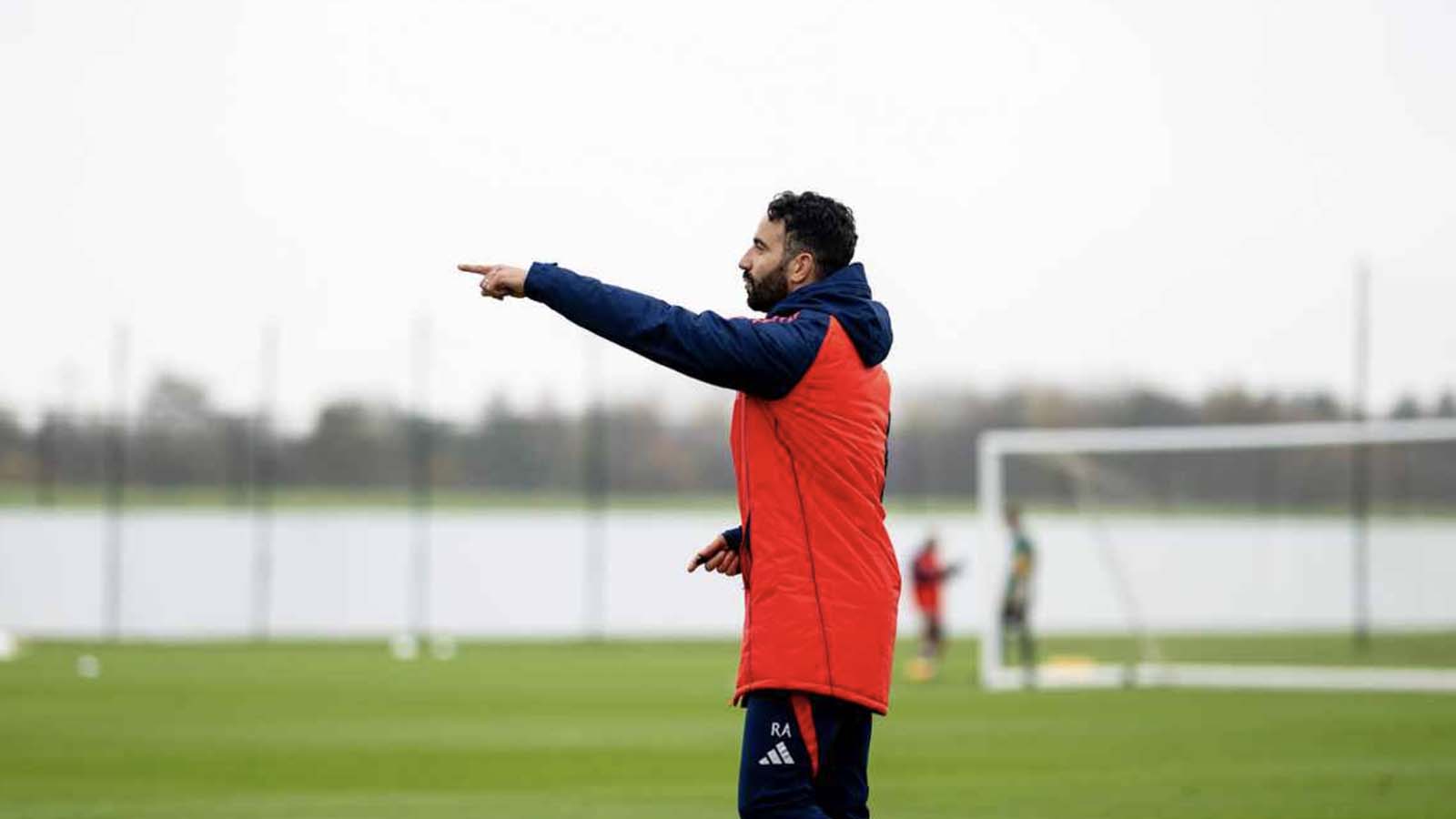 แมนเชสเตอร์ ยูไนเต็ด รูเบน อโมริม เผยรายชื่อ ตัวเลือกที่ราคาถูกกว่า โดยมีคาร์ลอส บาเลบาเป็นหนึ่งใน 3 เป้าหมายหลัก