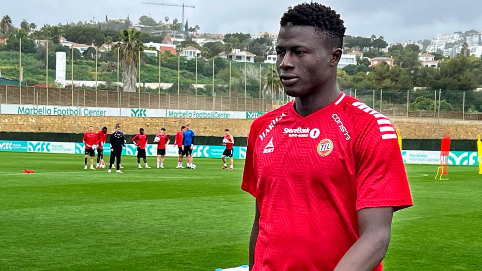 ทีมสิงห์บลูส์เล็งเป้าหมาย นักเตะคนแรก สำหรับเลียม โรเซนิออร์ โดย การยื่นข้อเสนอใกล้จะเกิดขึ้นแล้ว แต่ความกังวลเกี่ยวกับการเซ็นสัญญาในเดือนมกราคมก็เพิ่มมากขึ้น