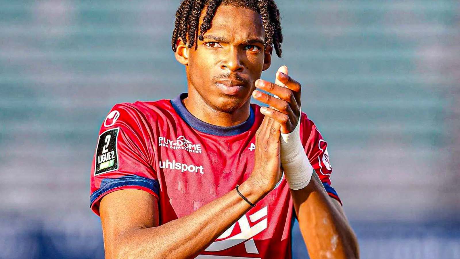 อาร์เซนอลกลายเป็น ตัวเต็งที่จะคว้าตัวกองหลังชาวฝรั่งเศส ท่ามกลางข่าวเชื่อมโยงกับเชลซี