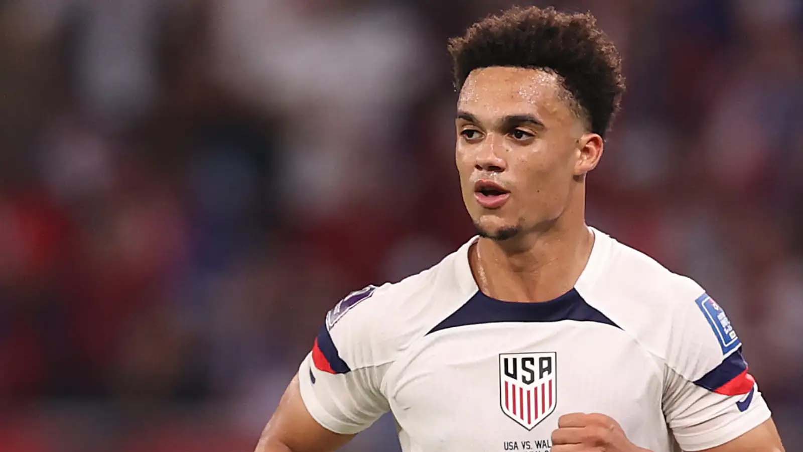 แมนฯ ยูไนเต็ด ปะทะ ลิเวอร์พูล สองคู่ปรับตัวฉกาจ แย่งชิงกองหลังพรีเมียร์ลีกมูลค่า 25 ล้านปอนด์