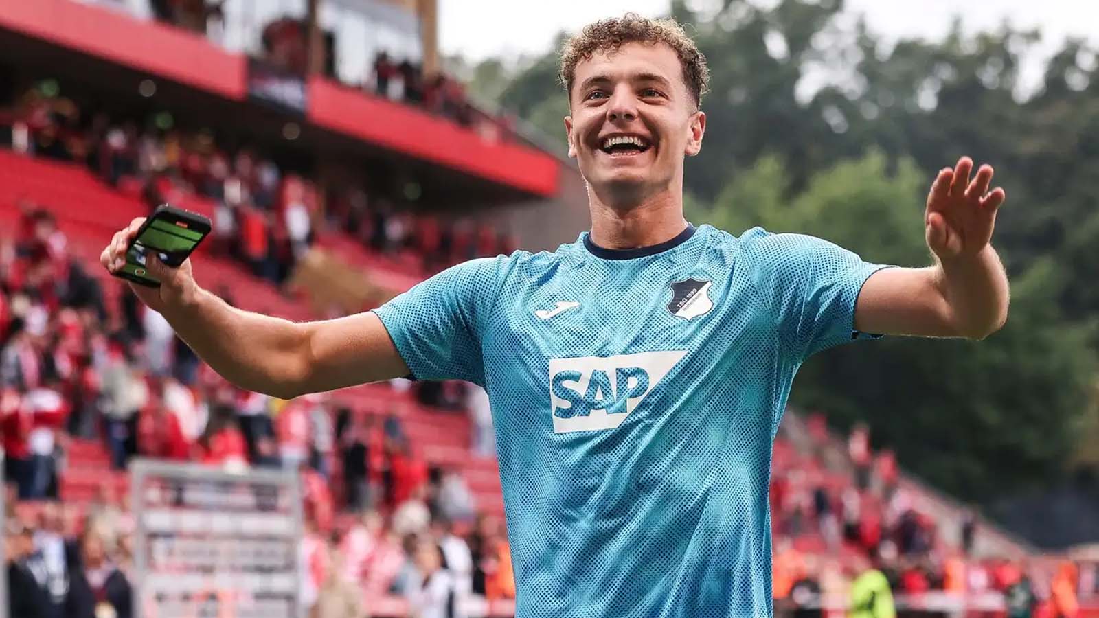 สเปอร์ส คู่ปรับร่วมเมืองให้ความสนใจคว้าตัวตัวแทนของเลียม เดแลป ด้วยค่าตัว 26 ล้านปอนด์ โดยเดแลป ทำให้ทุกอย่างดูง่ายดาย